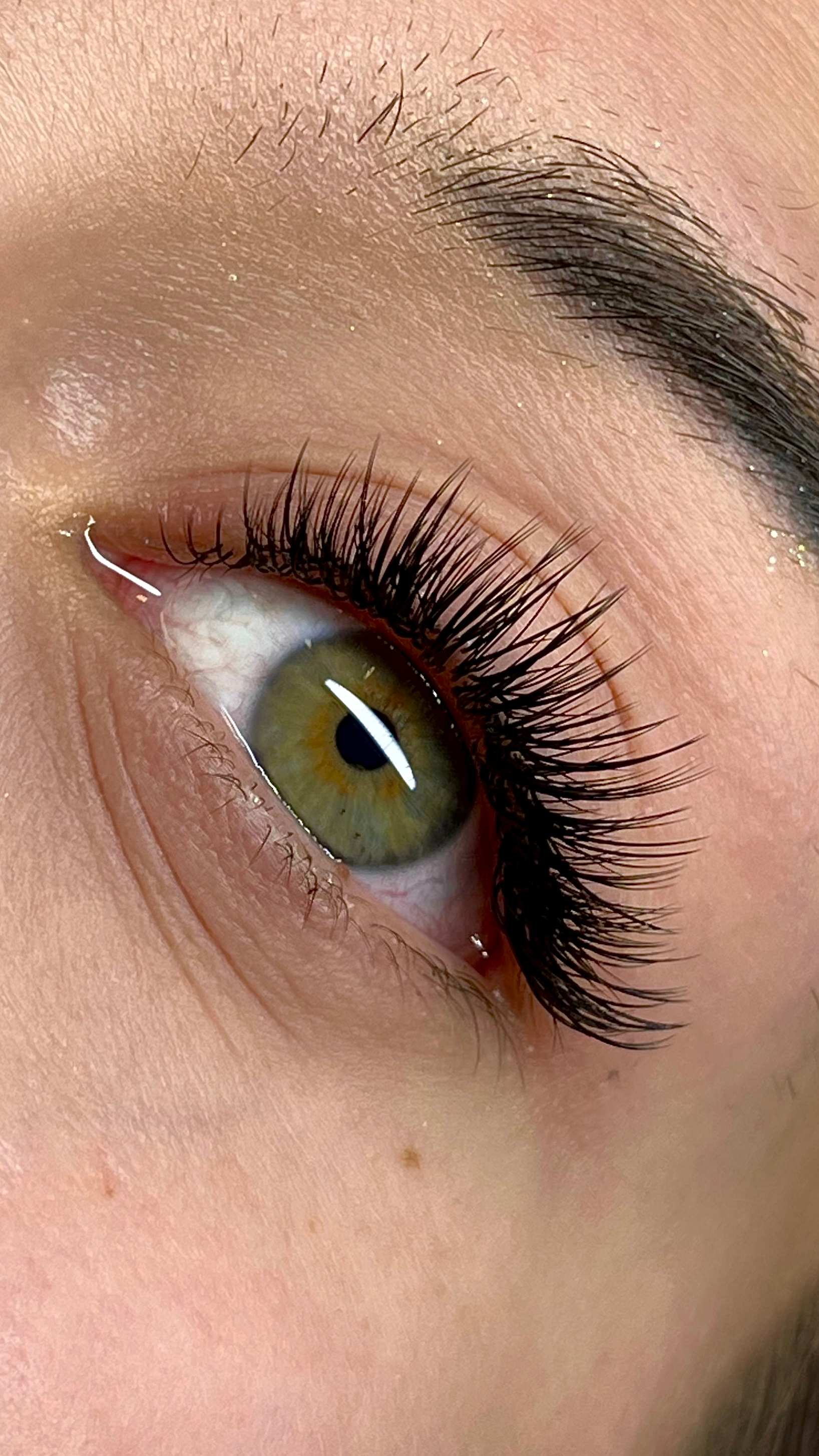 Regulacja brwi - Mon Ami